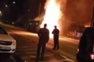 [VIDEO] Autobuz în flăcări pe străzile Reşiţei! Pericol de explozie la Poliţie!