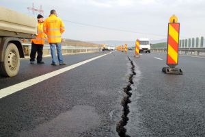 Guvernul umblă la legi şi permite recepţia autostrăzilor cu defecte