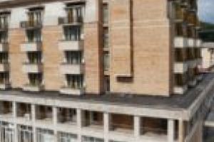Primarul Popa suprataxează nepăsarea şi nesimţirea! 300% pentru Hotelul Semenic şi Blocul Fetelor!