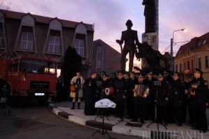 Pompierii colindă miercuri, la Târgul de Crăciun din Piaţa Unirii