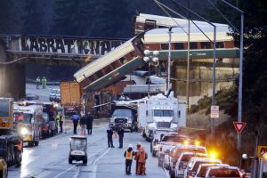 Șase persoane ȘI-AU PIERDUT VIAȚA, iar alte 70 au fost RĂNITE după ce un tren a DERAIAT