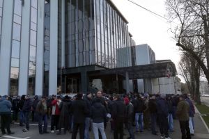 Peste 100 de salariaţi Transurb protestează în faţa Primăriei Galaţi