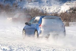 Anvelopele de iarnă sunt obligatorii pe drumurile acoperite cu zăpadă, gheaţă sau polei