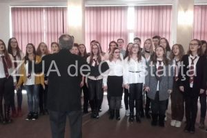 Colindatori la Prefectura Constanta. Elevii Colegiului National Mircea cel Batran Constanta sustin un mic concert de Craciun