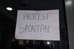 Protest spontan la Casa de Pensii Satu Mare din cauza salariilor mici