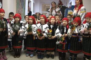 Monitorul de Suceava a fost colindat de „Albinuţele” de la Grădiniţa „Sf. Ioan cel Nou”
