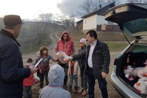O sută de copii din Drăgoieşti au primit daruri într-o acţiune umanitară iniţiată de ...