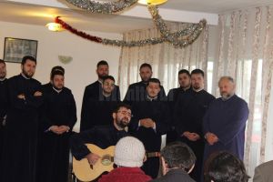 Concert de colinde şi cadouri pentru beneficiarii Centrului de Recuperare Mitocu Dragomirnei
