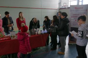 Peste 7.500 de lei, din Târgul de Crăciun al elevilor Şcolii Gimnaziale Ipoteşti, pentru ...