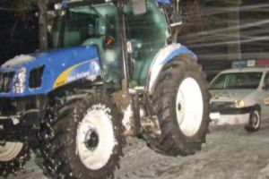 Trei localnici din comuna Lupeni au dărâmat cu tractorul coliba unei vecine, pe fondul unui conflict