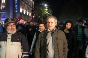 PSD-iştii adoptă „ METODA CARTONAȘE” la Legile Justiţiei. CONTRAATAC la fostul premier: „Cioloş te minte! Cioloş de manipulează (...) E RĂU DE