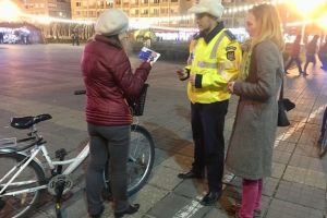 Biciclistii timisoreni au primit cadou de Craciun seturi de lumini si veste reflectorizante