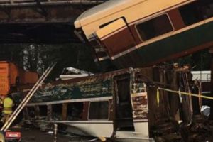 Trenul DERAIAT în SUA avea o VITEZĂ de trei ori mai mare decât limita admisă. Accidentul, soldat cu morţi şi răniţi