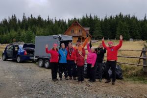 Voluntarii de la Asociaţia Eco Drumeţii Montane şi-au petrecut câteva ore în Munţii Cindrel, pe un traseu cu circuit închis, în apropiere de Cantonul silvic Muncel.  8 iubitori ai muntelui din Sibiu şi Deva au venit în această zonă pentru a aduna mizeria lăsată în urmă de turişti.  Voluntarii au adunat 43 de saci de 120 de litri. Au găsit şi un butoi de 200 de litri, aruncat pe traseul spre Poiana