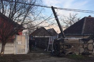 FOTO. Au rupt un stâlp cu maşina. Două persoane în stare gravă după un impact violent