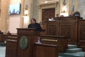 Senatorul Mihai Goţiu a citit la portavoce petiţia Declic, după ce i-au tăiat microfonul