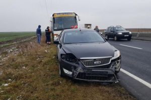 Accident pe DN 1, intre un autocar si un autoturism