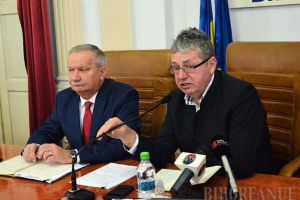 Şefii de la CJ Bihor au semnat contracte noi de 70 milioane lei pentru drumuri şi se arată 