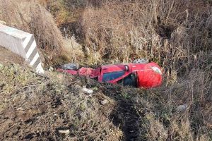 Masina rasturnata intr-un sant de pe marginea drumului, la iesire din Timisoara spre Arad