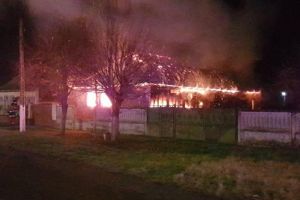 Casa distrusa de flacari, in urma unui incendiu, la Banloc