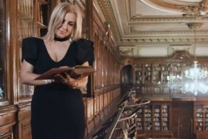 Scandal cu manele: Carmen Şerban şi-a filmat noul videoclip în biblioteca Universităţii de Medicină din Bucureşti (VIDEO)