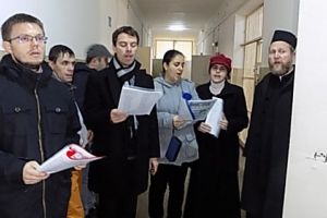 Un grup de colindatori, in vizita la detinutii din Penitenciarul Ploiesti