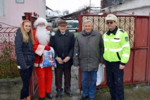 Moş Crăciun i-a vizitat pe bunicii din Copşa Mică