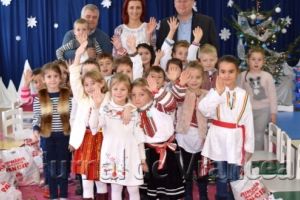 GALERIE FOTO: Primarul Iulian Nica – Mesagerul lui Moş Crăciun pentru copiii din şcoli şi grădiniţe