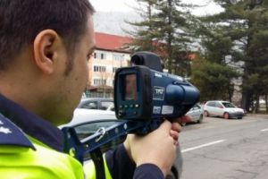 Vitezomanii nu vor mai avea scăpare. Radar cu laser şi cameră HD în dotarea Poliţiei Caraş Severin