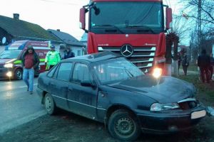 Accident la Milişăuţi, între un autoturism şi un tir