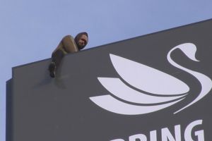 Și-a strigat supărarea de la 30 de metri înălţime