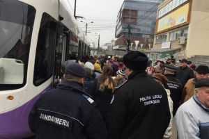 Politistii locali si jandarmii se inghesuie cu calatorii in mijloacele de transport in comun