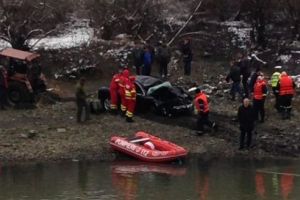 Scafandrii hunedoreni au găsit autoturismul căzut în Olt, în judeţul Sibiu