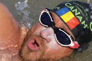 12 ore înot continuu pentru o cauză nobilă. Avram Iancu a reuşit să strângă 1.000 de euro pentru Patric