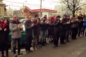 VIDEO – Magistraţii Judecătoriei Sibiu au întrerupt miercuri lucrul. Protestul a fost aplaudat în faţa instituţiei