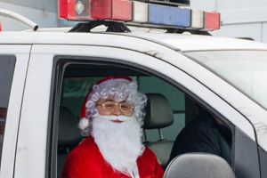 Moş Crăciun, adus cu… duba poliţiei