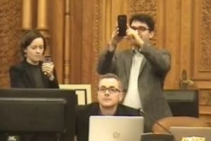 USR a reusit sa transforme Parlamentul in CIRC! Au adus boxe si au pus muzica hip-hop! S-a cerut interventia unui PSIHIATRU