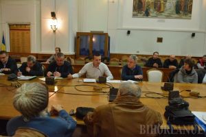 Dezbaterea termiei: Viceprimarul Florin Birta, asaltat de orădenii revoltaţi care vor să se racordeze la gaz (FOTO)