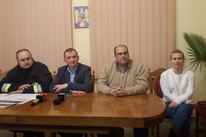 FOTO. Pompierii nu sting deocamdată focul de la Moftin. S-ar putea produce amestecuri explozive