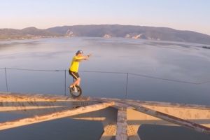 Aventura extrema marca Flaviu Cernescu: Cu monociclul pe un pod peste Dunare