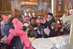 Acţiune umanitară a Episcopiei Huşilor: Daruri pentru copiii din Găgeşti