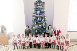 Prichindeii bârlădeni i-au asaltat pe funcţionari: Colind la Primăria Bârlad
