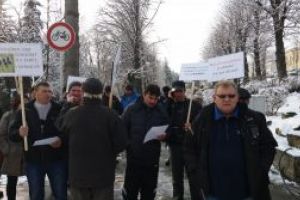 Protest în faţa Consiliului Judeţean Covasna,  pentru construirea unui drum între localităţile Măgheruş şi Sântionlunca