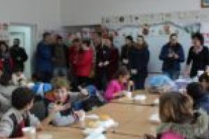 Studenţi, profesori, poliţişti şi jandarmi au gătit pentru copiii nevoiaşi din Reşiţa [FOTO]