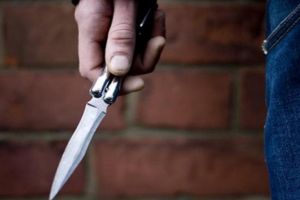 Închisoare cu suspendare pentru tentativă de omor. Un bărbat din Codlea şi-a înjunghiat propriul fiu