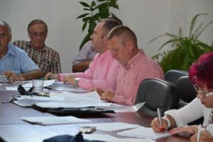 După ce consilierul local independent MirceaTrifu a propus ajutorarea vârstnicilor cu pensii mici, peste 1.200 de pensionari din Alba Iulia primesc, de Crăciun, tichete cadou de 100 de lei/persoană