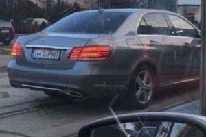 Se credea în coloană oficială. Primarul Timişoarei surprins făcând ilegalităţi în trafic