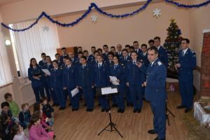 Studenţii Academiei Forţelor Aeriene au donat sânge pentru a le oferi cadouri copiilor defavorizaţi