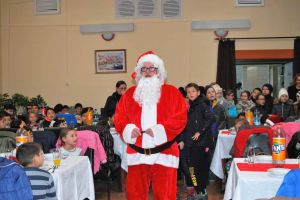 Moş Crăciun a vizitat Centrul Social Cantina Municipală şi le-a dăruit cadouri celor mici (FOTO)