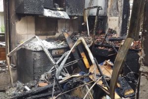 O familie din Sântandrei, cu doi copii mici, a rămas pe drumuri, după ce un incendiu le-a distrus casa
